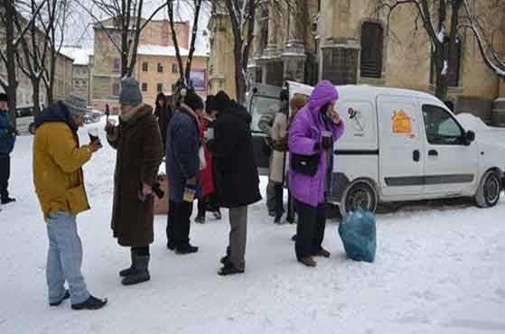 Volunteers offer soup to Romania's homeless
