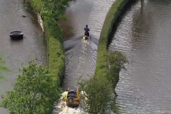 Floods bash Britain before Christmas holiday