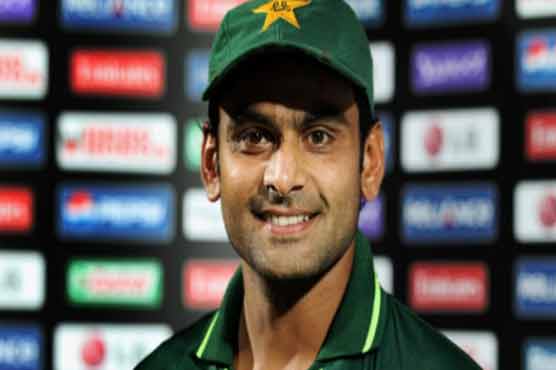 Hafeez not wary of experienced Dhoni