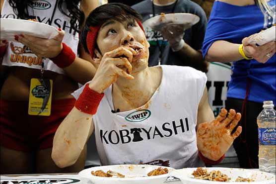 Kobayashi eats record 337 chicken wings