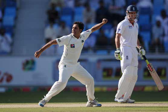 Pakistan bowls out England at 141 runs