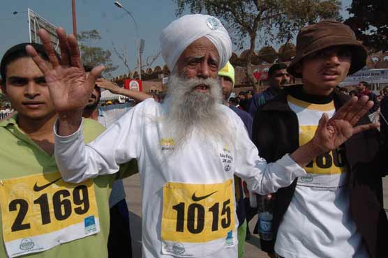 World's oldest marathoner completes 10km run
