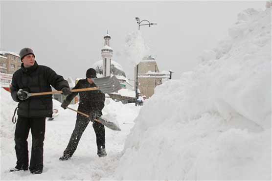 Snow traps thousands in Bosnian villages