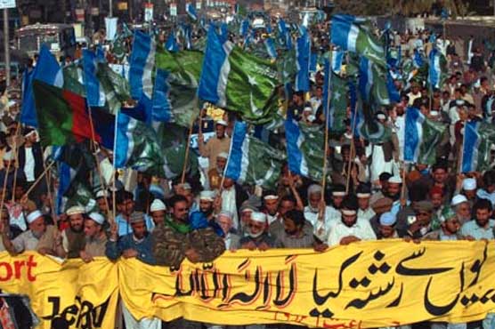 Kashmiris form human chain on Solidarity Day