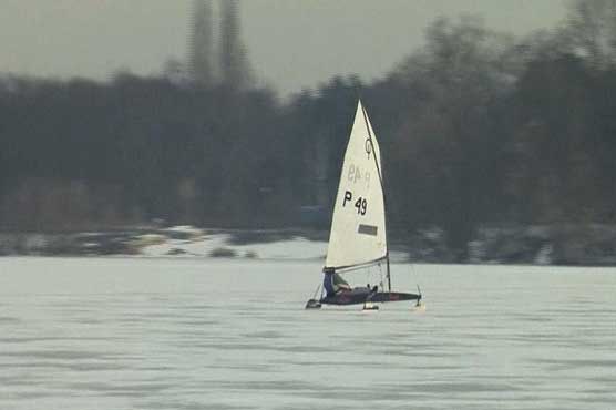Iceboat enthusuasts spend frosty weekend on frozen lake