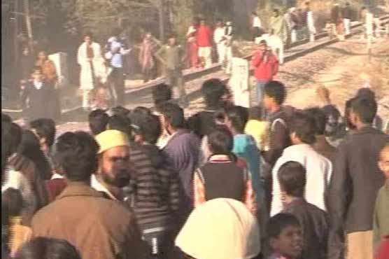 Faisalabad: Irked citizens block rail traffic against gas cuts 
