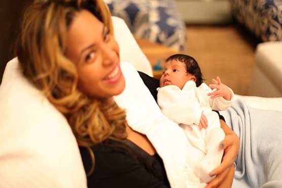 Beyonce, Jay-Z unveil photos of baby Blue