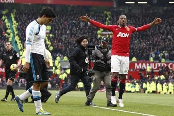 United go on top after Suarez handshake snub