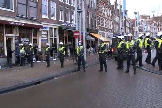 Ajax-Manchester fans scuffle with Dutch police
