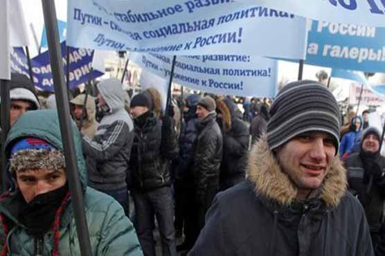 Tens of thousands back Putin in Russia rally battle