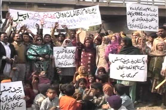 Multan: protest against razing of houses