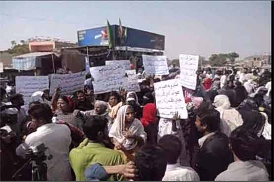 Women protest against Waheeda Shah