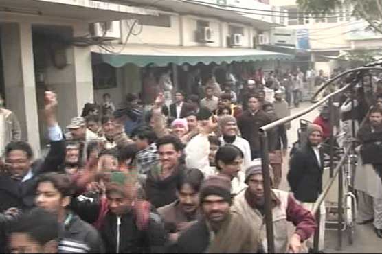 Lahore: Protesters storm into passport office