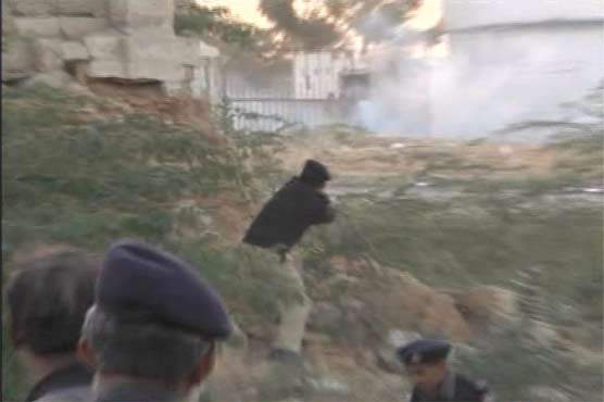 Karachi: two bikes torched during anti encroachment operation