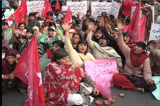 Lahore: women join protest against gas, power loadshedding