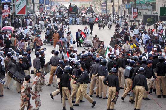 Lyariites clash with police during rally