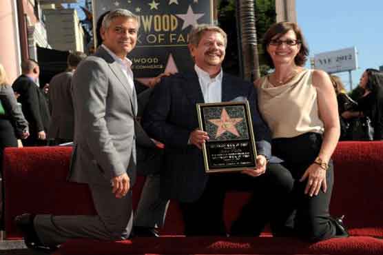 Clooney lauds 'ER' creator at Hollywood star