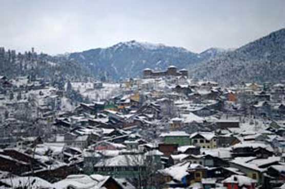 Heavy snowfall hits Srinagar-Jammu highway