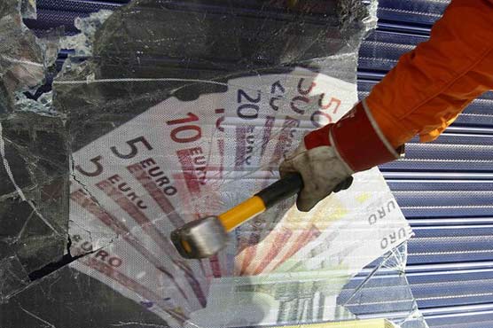 Euro remains under pressure