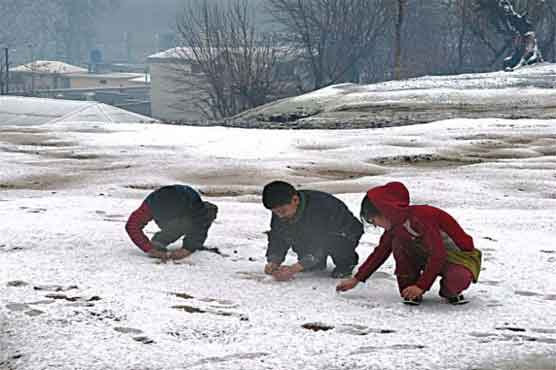 Quetta receives first snowfall in 4 years with fanfare
