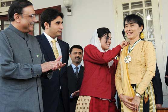 Zardari confers award on Aung San Suu Kyi
