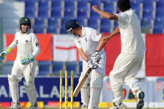 England finish with 207-5 on second day