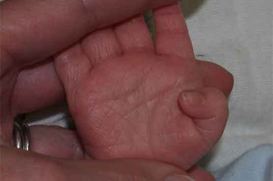 Toddlers subjected to palm-reading in China