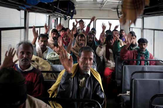 India hands over 5 prisoners to Pakistan