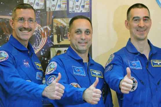 Russia: Three astronauts land on earth
