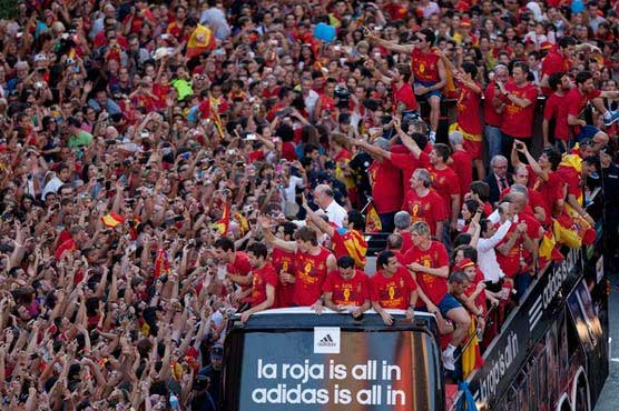 Spanish football team get heroes' welcome in Madrid