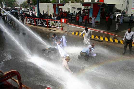  Karachi: Protesting teachers thrashed by police 