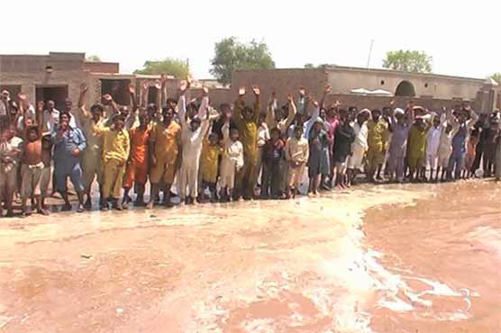 Khanewal canal breach: Crops submerged under water 