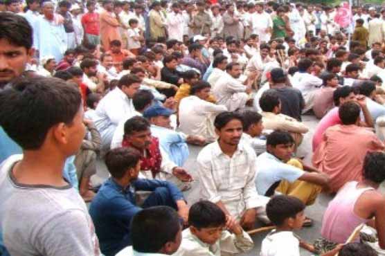 Faisalabad: Power loom workers march towards Lahore