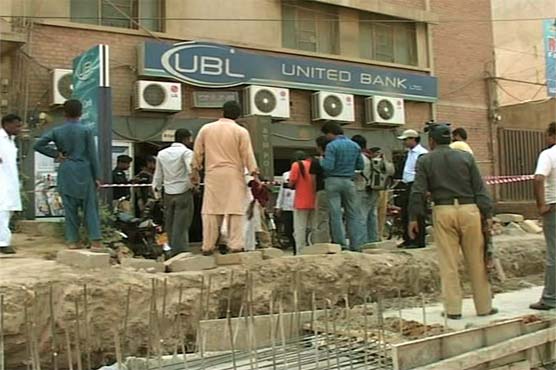 Lahore: commercial bank looted, security guard hurt