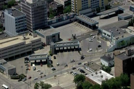 Bomb threat closes Canada, US trade link