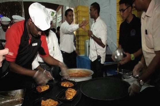Singapore serves 2012 fish heads to set Guinness World Record