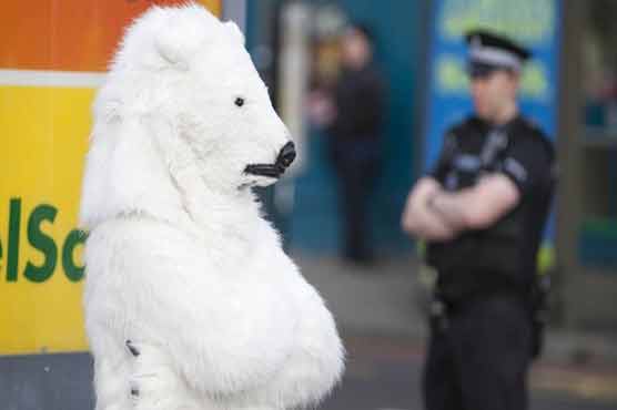 'Polar bear' put on top of Shell petrol station 