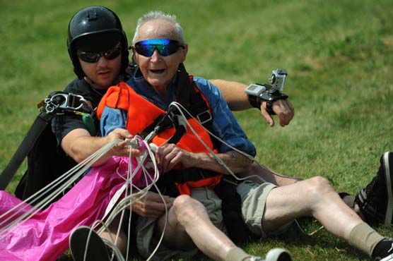 90-year-old US man skydives for 1st time