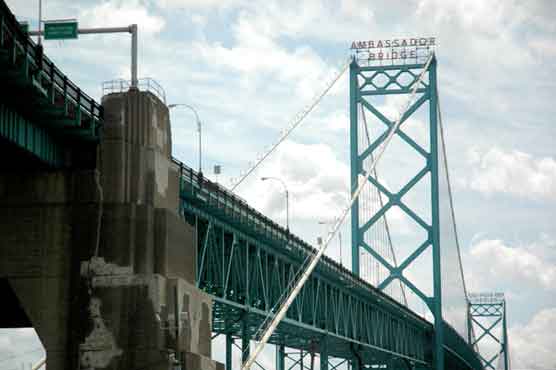 Bomb threat leads to US-Canada bridge closing