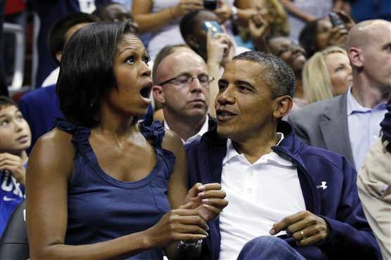 Cheering crowd gets Obama to kiss wife 