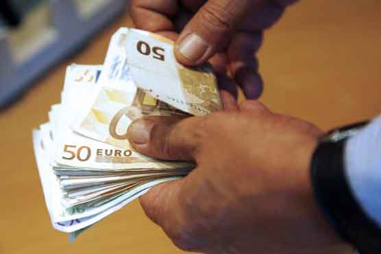 Euro dips on fresh worries over Europe