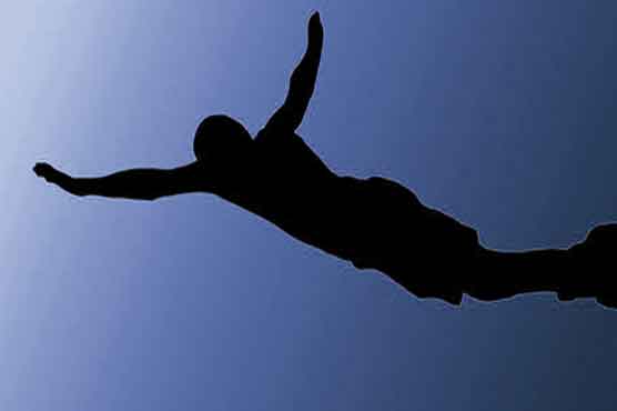 Man jumps off bridge on way to hospital