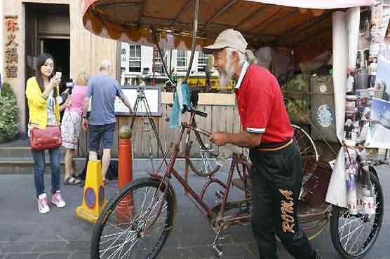 Chinese farmer reaches London for Olympics on rickshaw after 2 years ride 