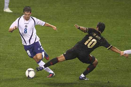 Football: Mexicos Hernandez grabs late winner 