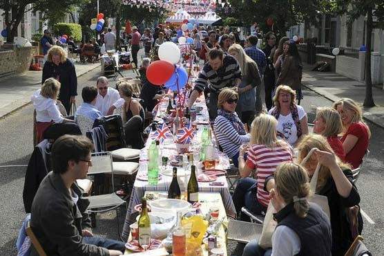 Queen kicks off celebrations at the races