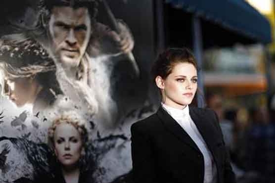 'Snow White' beats MiB3 at box office