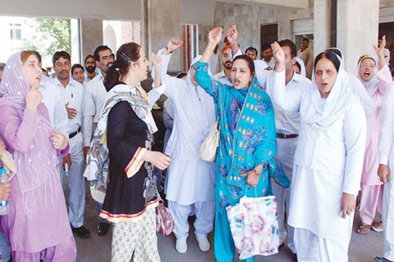 Paramedics threaten to shut emergency wards 