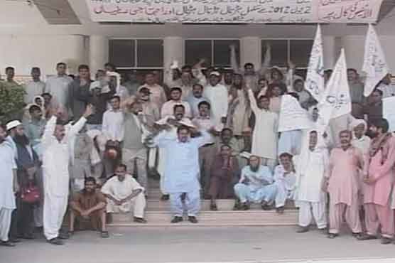  Multan: Govt employees stage sit-in near PM House