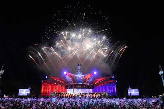 Crowds cheer queen on last day of jubilee celebrations