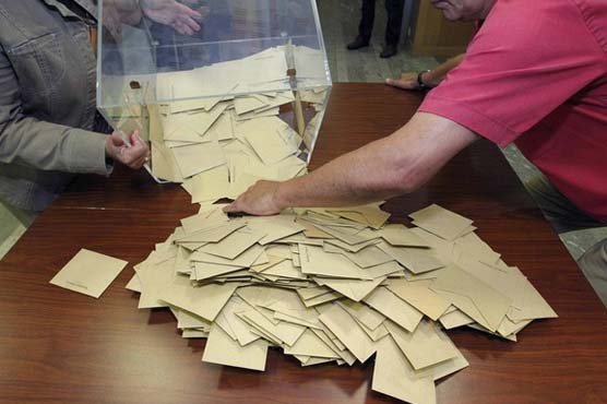 Hollande's Socialists take lead in parliamentary vote